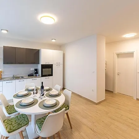 Beautiful In Okrug Gornji With Wifi Apartament
