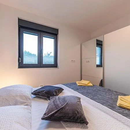 Beautiful In Okrug Gornji With Wifi Apartament *