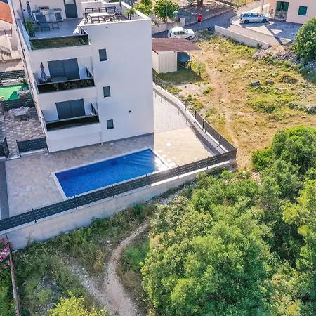 Beautiful In Okrug Gornji With Wifi Apartament *