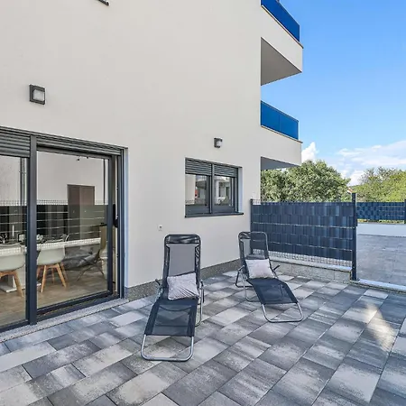 Beautiful In Okrug Gornji With Wifi Apartament *